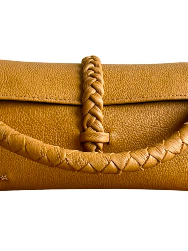 Nanya - Midi bag.
With chain and leather  attached strap
Light brown