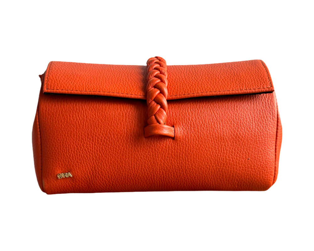 Nanya - Midi bag
With chain and leather attached strap 
Orange