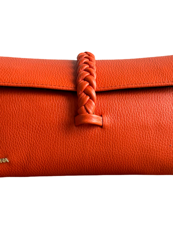 Nanya - Midi bag
With chain and leather attached strap 
Orange