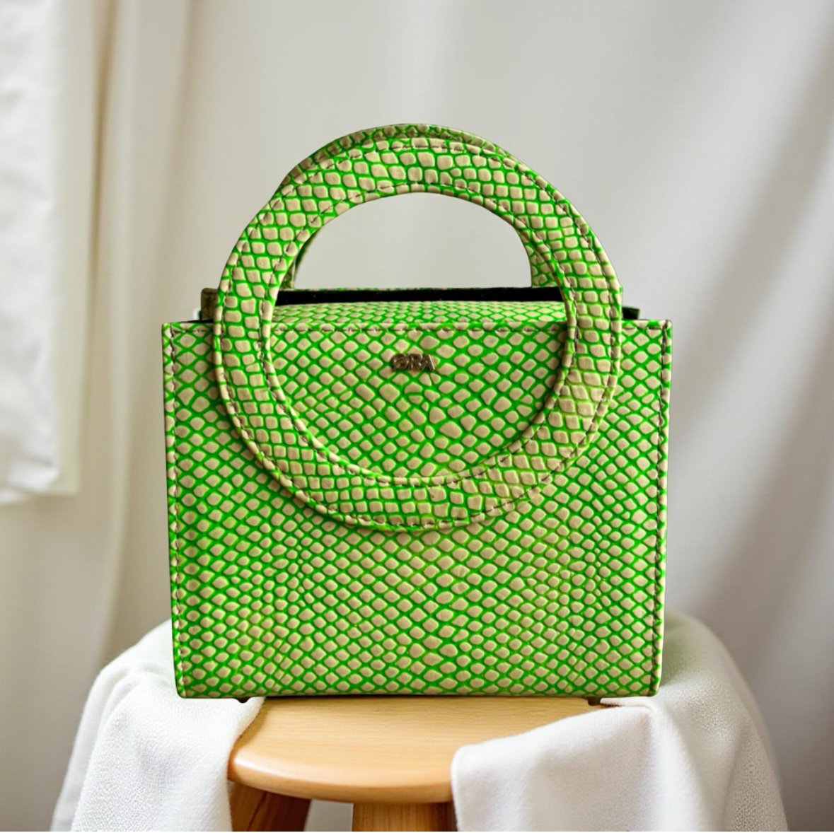 Oma Mini | Embossed Skin Neon - Image 2